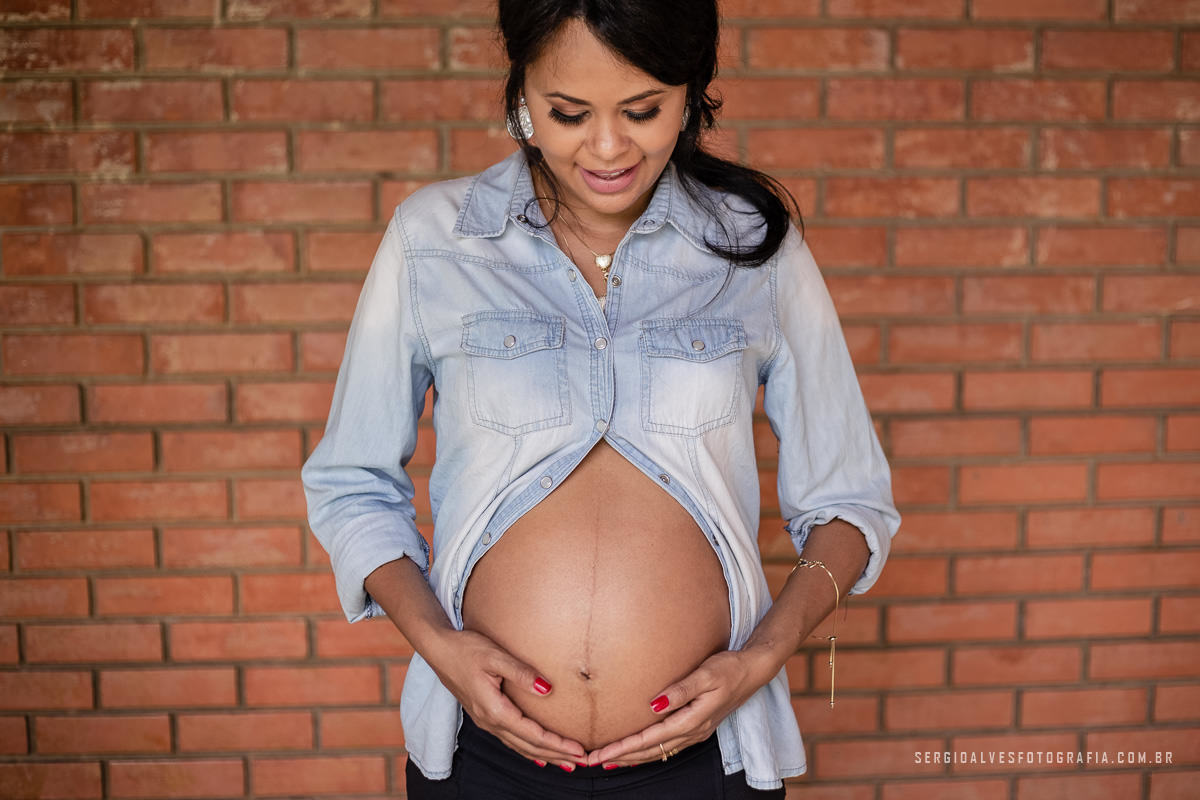 foto gestante barrigao muro tijolo