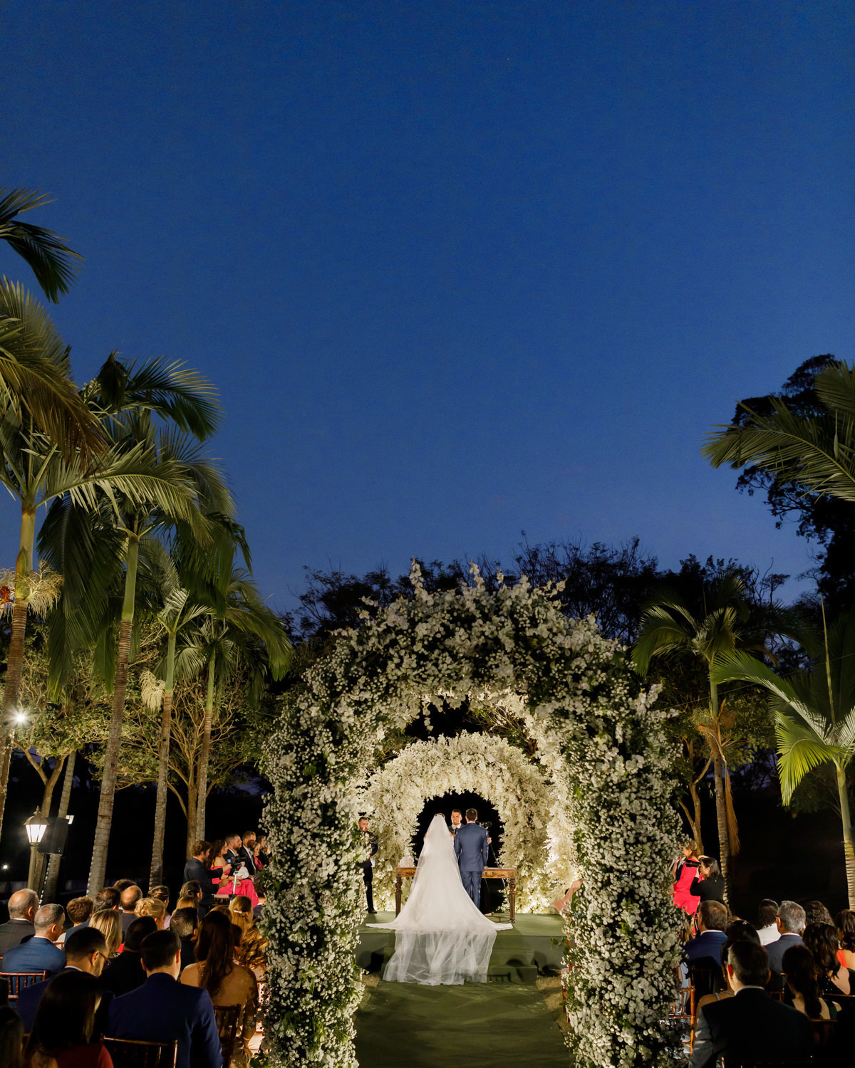 casamento-fotografo-ribeirao-preto-fotografia-noiva-noivos-andrezza-minotto-luxuoso-luxo-decoracao-classico-asthetic-ar-livre-gramado-por-do-sol-entardecer-de-dia-igreja-renato-aguiar-fazenda-santa-rita