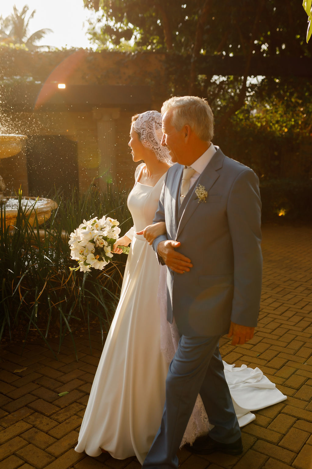 casamento-diurno-intimista-fotografo-casadascia-ribeirao-preto-fotografia-noiva-noivos-minimalista-asthetic-ar-livre-gramado-por-do-sol-entardecer-de-dia