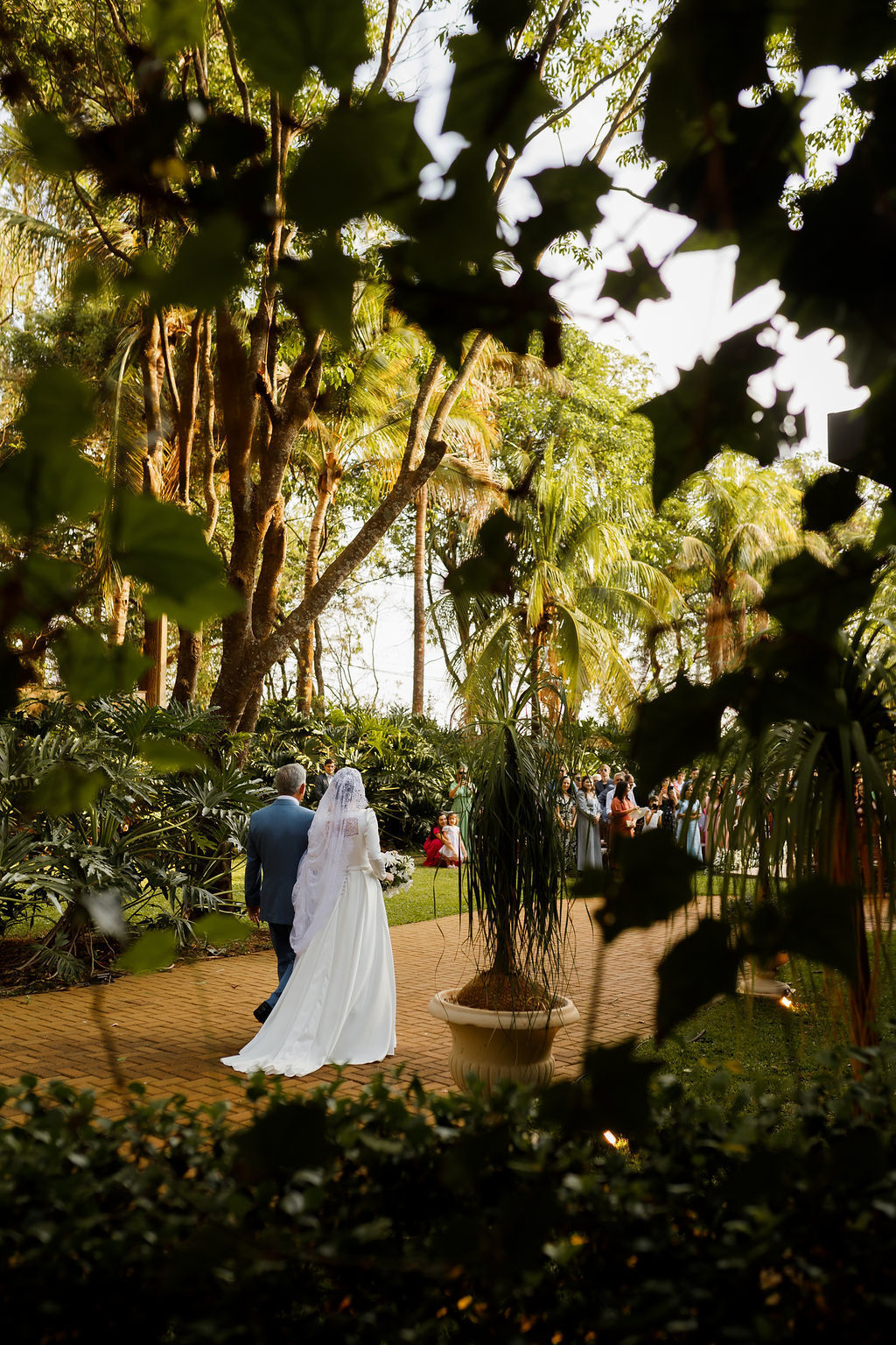 casamento-diurno-intimista-fotografo-casadascia-ribeirao-preto-fotografia-noiva-noivos-minimalista-asthetic-ar-livre-gramado-por-do-sol-entardecer-de-dia