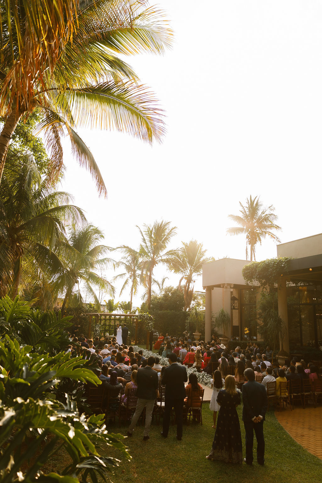 casamento-diurno-intimista-fotografo-casadascia-ribeirao-preto-fotografia-noiva-noivos-minimalista-asthetic-ar-livre-gramado-por-do-sol-entardecer-de-dia