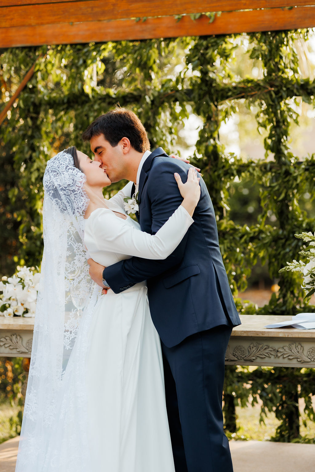 casamento-diurno-intimista-fotografo-casadascia-ribeirao-preto-fotografia-noiva-noivos-minimalista-asthetic-ar-livre-gramado-por-do-sol-entardecer-de-dia