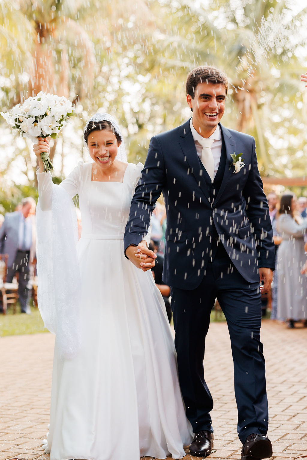 casamento-diurno-intimista-fotografo-casadascia-ribeirao-preto-fotografia-noiva-noivos-minimalista-asthetic-ar-livre-gramado-por-do-sol-entardecer-de-dia