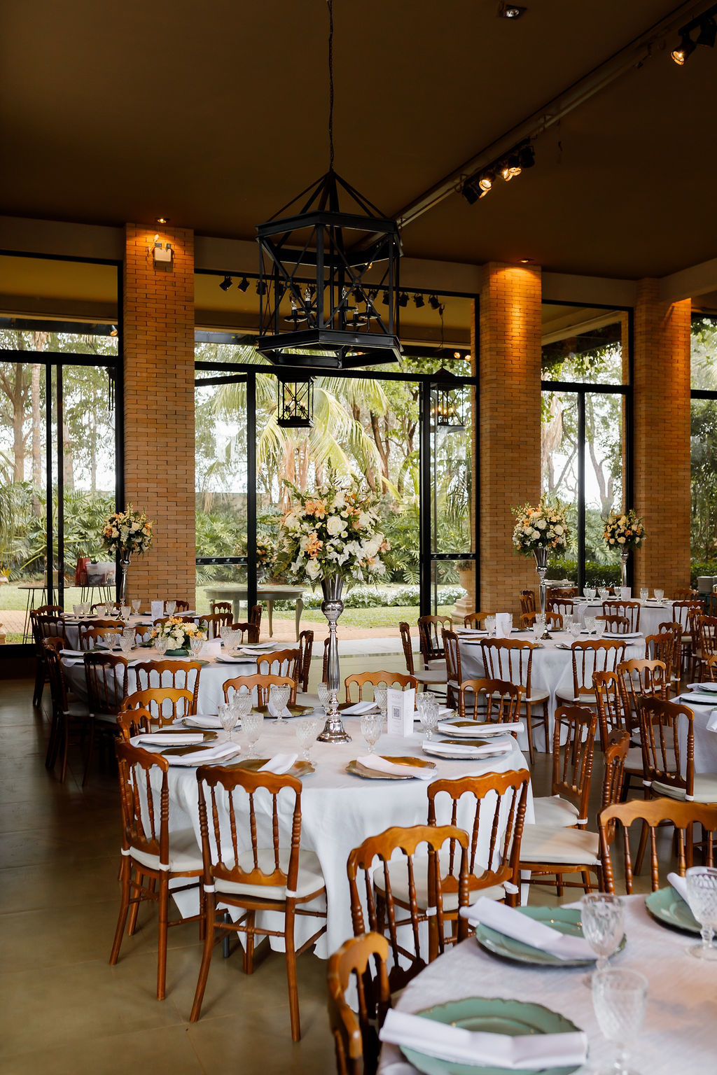 casamento-diurno-intimista-fotografo-casadascia-ribeirao-preto-fotografia-noiva-noivos-minimalista-asthetic-ar-livre-gramado-por-do-sol-entardecer-de-dia