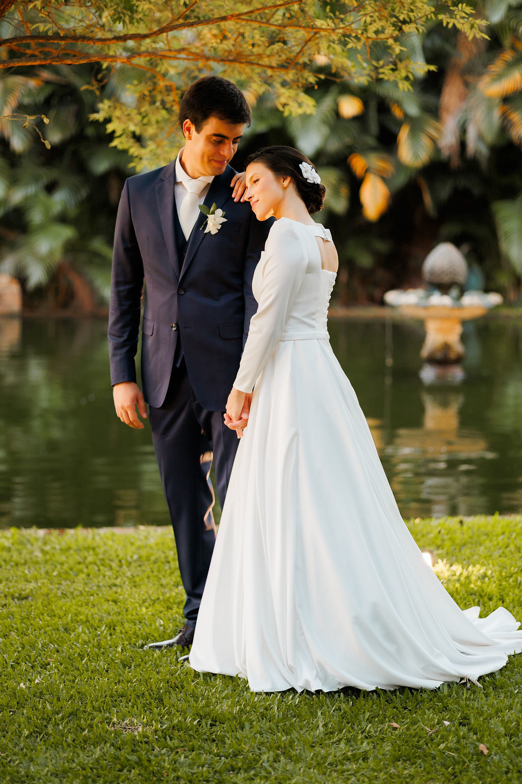 casamento-diurno-intimista-fotografo-casadascia-ribeirao-preto-fotografia-noiva-noivos-minimalista-asthetic-ar-livre-gramado-por-do-sol-entardecer-de-dia