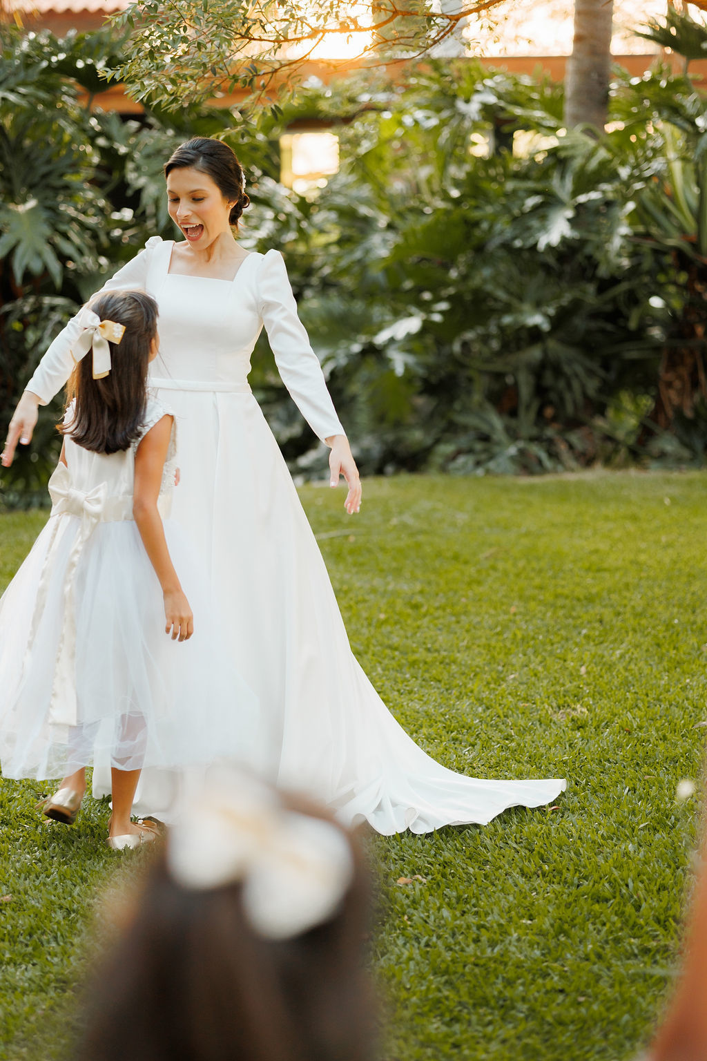 casamento-diurno-intimista-fotografo-casadascia-ribeirao-preto-fotografia-noiva-noivos-minimalista-asthetic-ar-livre-gramado-por-do-sol-entardecer-de-dia