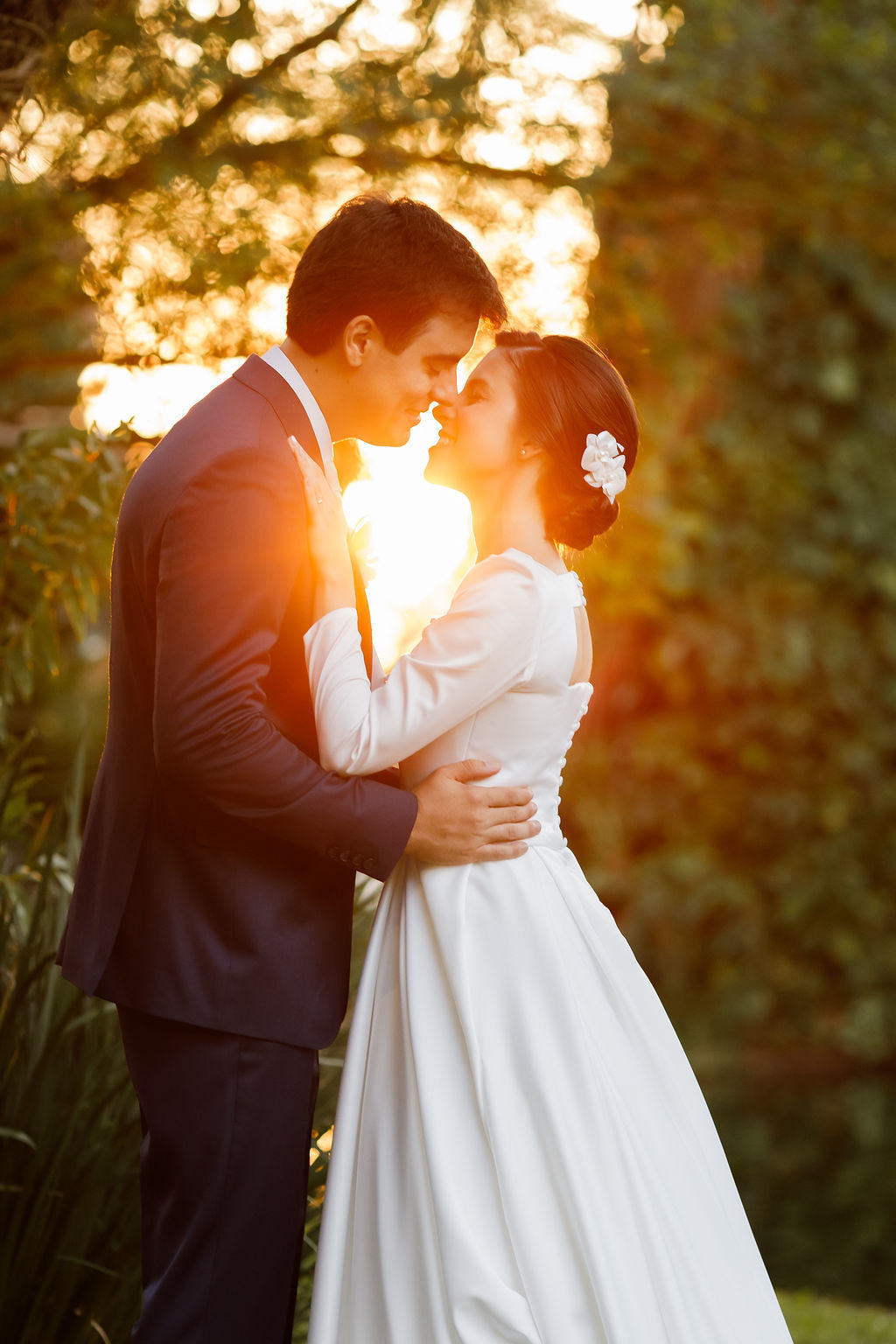 casamento-diurno-intimista-fotografo-casadascia-ribeirao-preto-fotografia-noiva-noivos-minimalista-asthetic-ar-livre-gramado-por-do-sol-entardecer-de-dia