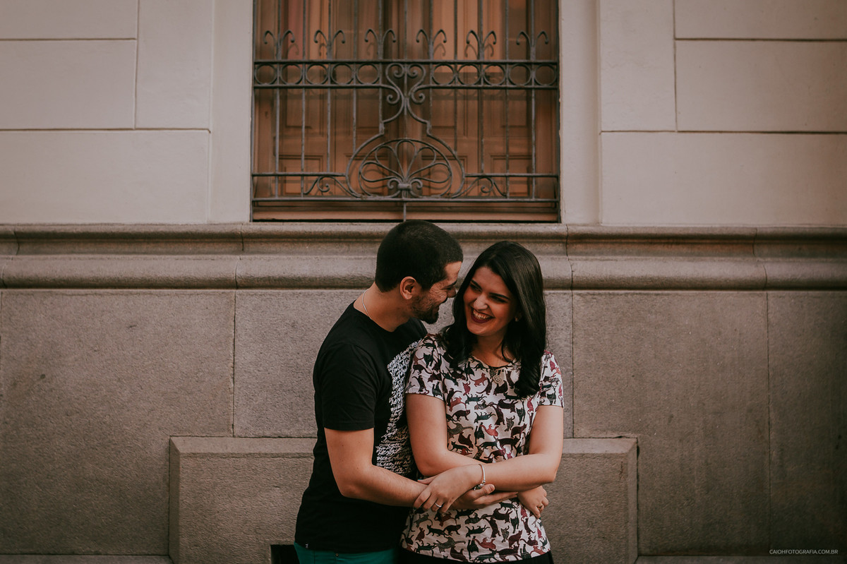 Ensaio casal no centro de sp fotografia criativa ensaio de casal ensaio urbano casal sorrindo