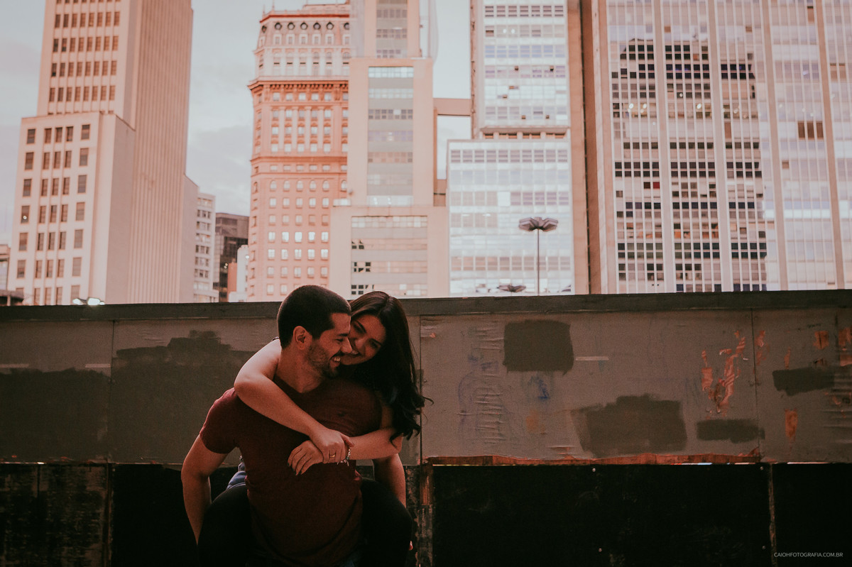 Ensaio casal no centro de sp fotografia criativa ensaio de casal ensaio urbano casal sorrindo centro de são paulo