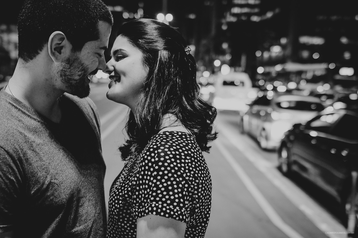 Ensaio casal no centro de sp fotografia criativa ensaio de casal ensaio urbano casal sorrindo centro de são paulo ensaio a noite avenida paulista