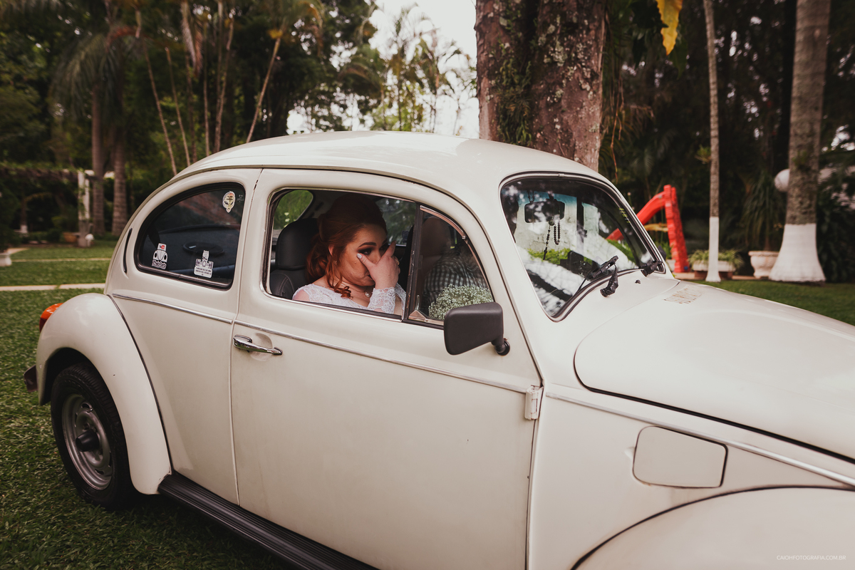 fotografia com historia fotos com emoçao casamento blindado casamento cristao  fotos de caio henrique  entrada do noivo casamento ao ar livre casamento de dia  chegada da noiva noiva de fusca