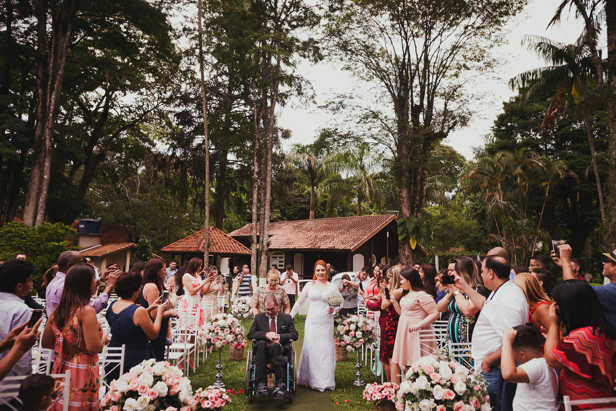fotografia com historia fotos com emoçao casamento blindado casamento cristao  fotos de caio henrique  entrada do noivo casamento ao ar livre casamento de dia  entrada da noiva 
