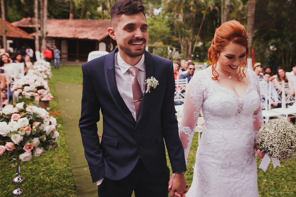 fotografia com historia fotos com emoçao casamento blindado casamento cristao  fotos de caio henrique  entrada do noivo casamento ao ar livre casamento de dia  casal sorrindo