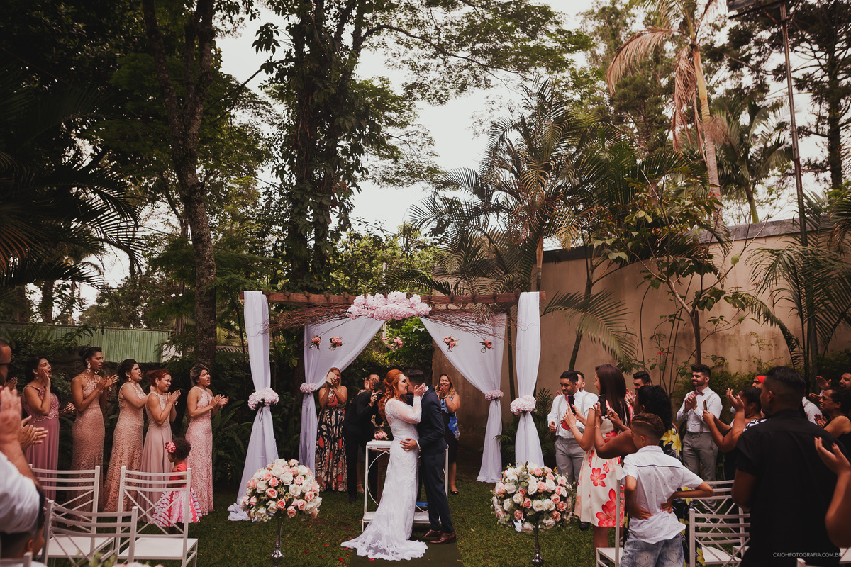 fotografia com historia fotos com emoçao casamento blindado casamento cristao  fotos de caio henrique  entrada do noivo casamento ao ar livre casamento de dia  casal cristao o beijo
