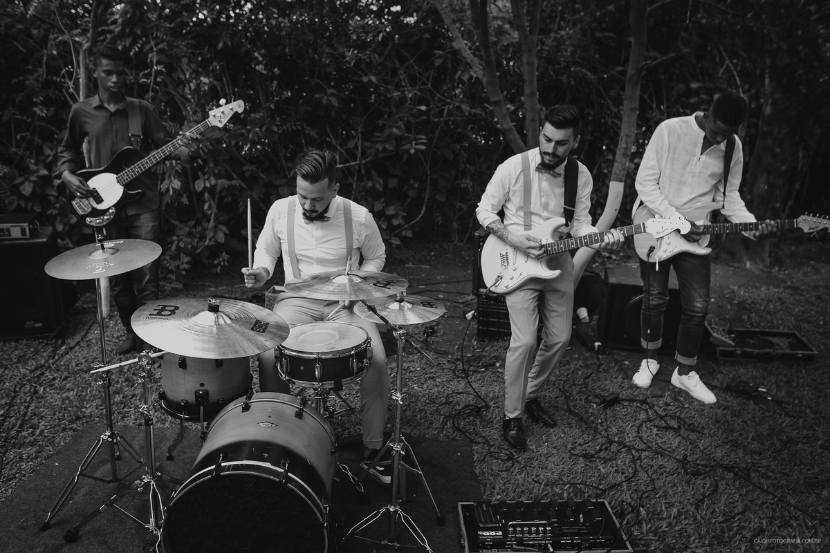 fotos de caio henrique  entrada do noivo casamento ao ar livre casamento de dia  casal cristao ideias de fotos fotos criativas padrinhos na banda