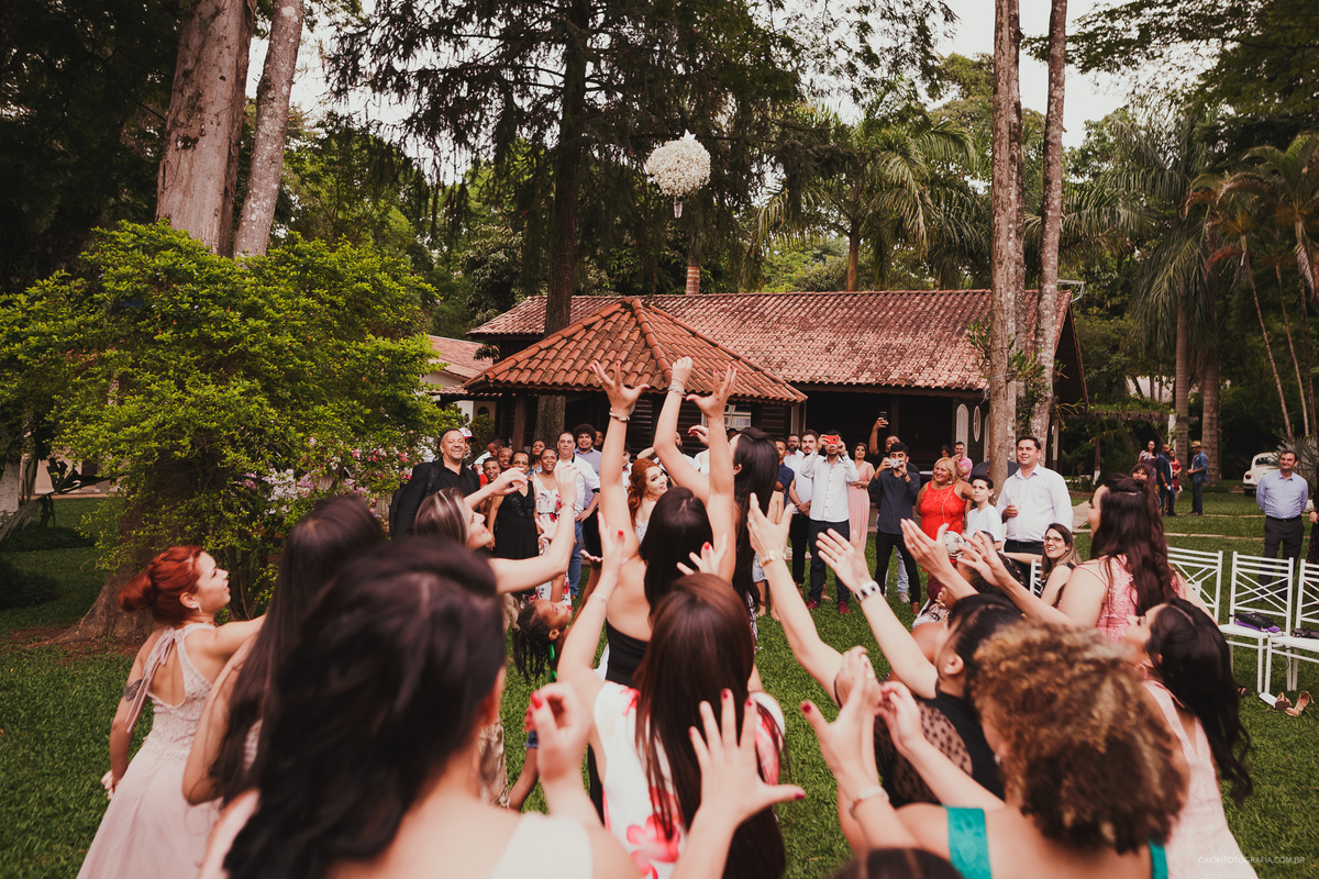 fotos de caio henrique  entrada do noivo casamento ao ar livre casamento de dia  casal cristao ideias de fotos fotos criativas hora do buque
