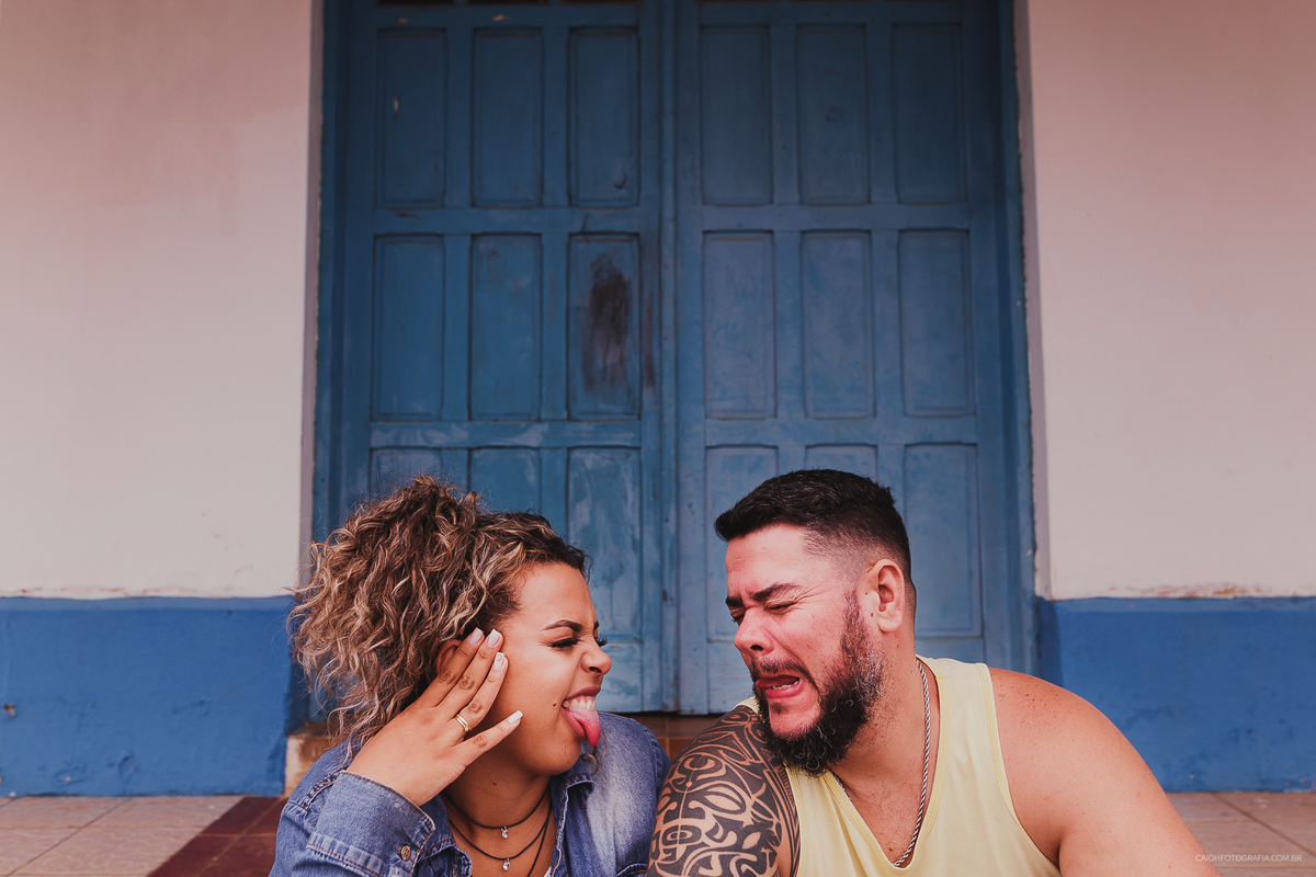 ensaio casal pre casamento fotos por caio henrique fotos criativas ensaio pre wedding casal com cachorro ensaio no campo ensaio folk cafe com violao casal de musicos  ensaio por caio henrique  caretas fotos diferentes