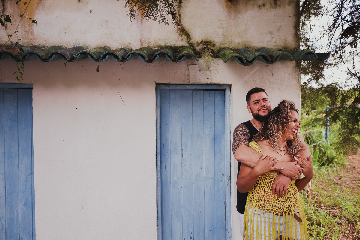 ensaio casal pre casamento fotos por caio henrique fotos criativas ensaio pre wedding casal com cachorro ensaio no campo ensaio folk cafe com violao casal de musicos 