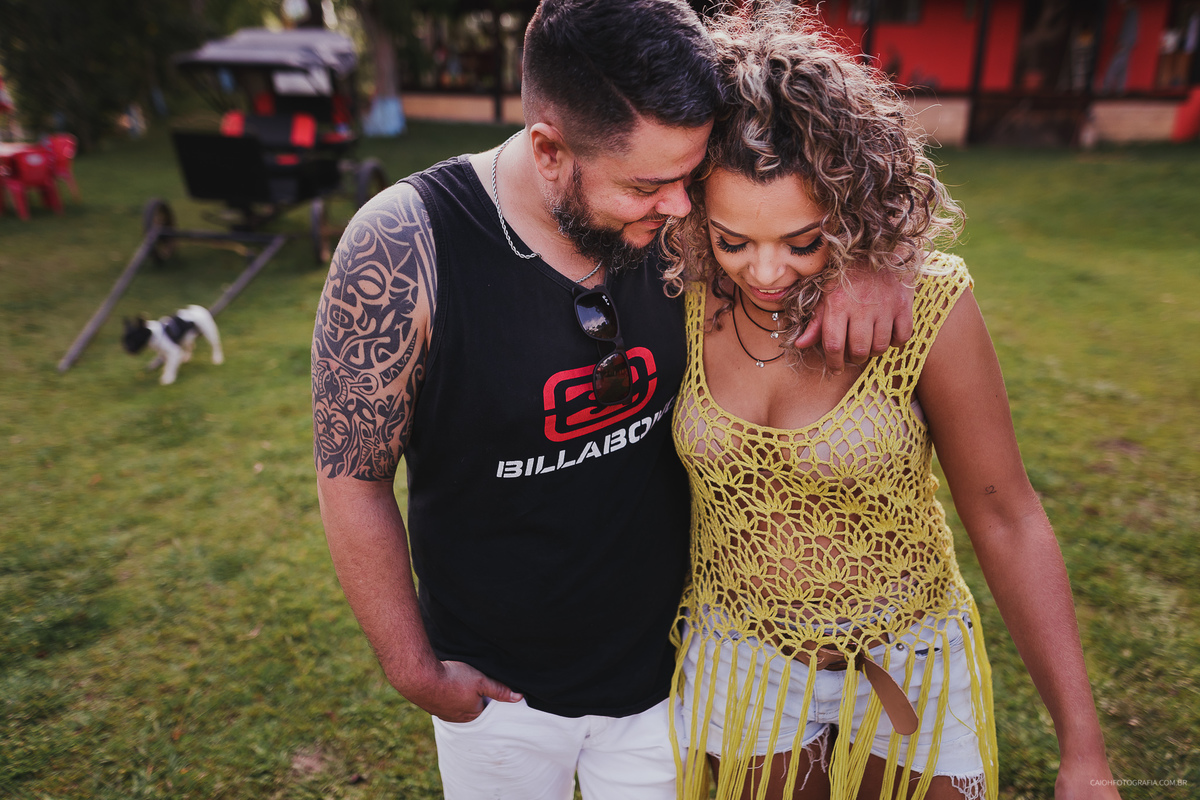 ensaio casal pre casamento fotos por caio henrique fotos criativas ensaio pre wedding casal com cachorro ensaio no campo ensaio folk cafe com violao casal de musicos  ensaio por caio henrique  caretas fotos diferentes ensaio do interior