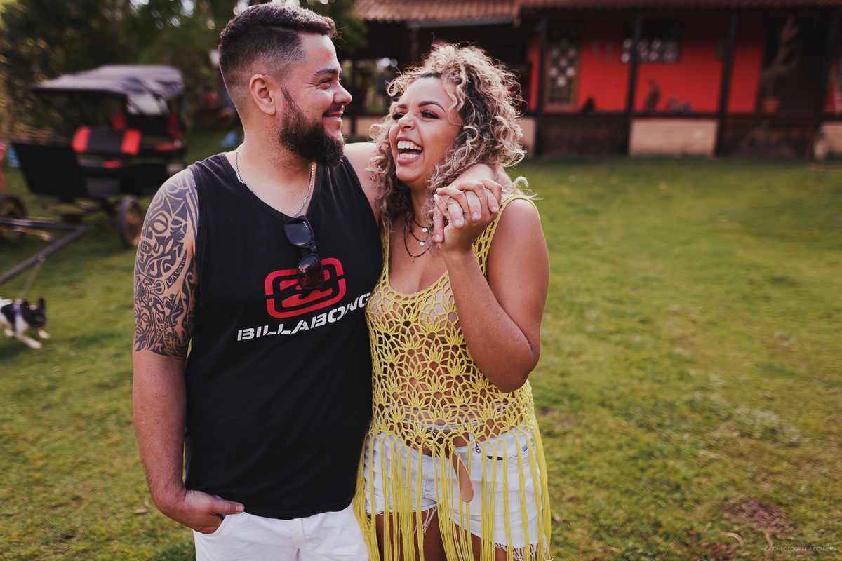 ensaio casal pre casamento fotos por caio henrique fotos criativas ensaio pre wedding casal com cachorro ensaio no campo ensaio folk cafe com violao casal de musicos  ensaio por caio henrique  caretas fotos diferentes ensaio do interior