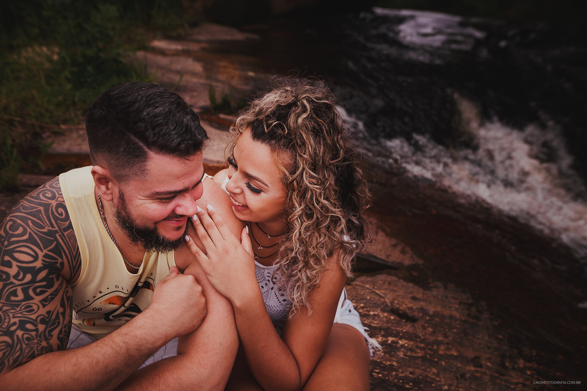 ensaio casal pre casamento fotos por caio henrique fotos criativas ensaio pre wedding casal com cachorro ensaio no campo ensaio folk cafe com violao casal de musicos  ensaio por caio henrique  caretas fotos diferentes ensaio interior pouso alto cachoeira