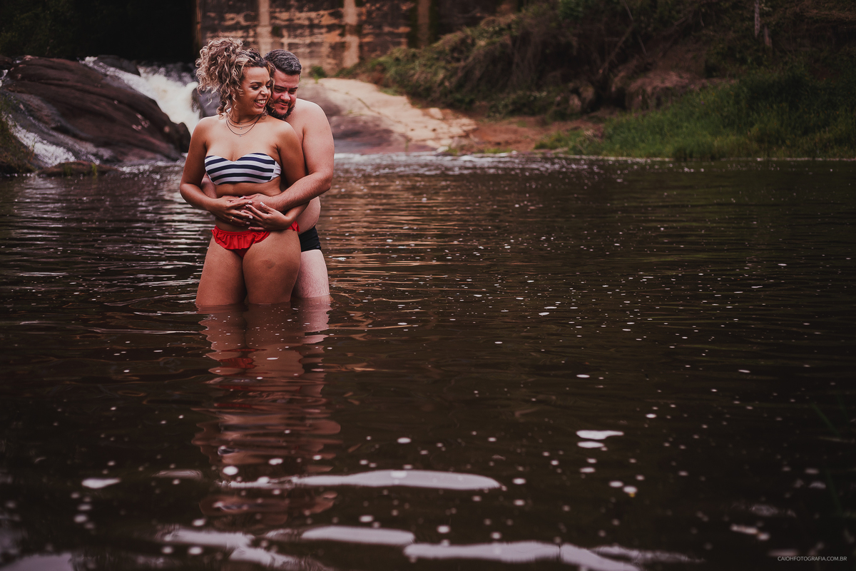 ensaio casal pre casamento fotos por caio henrique fotos criativas ensaio pre wedding casal com cachorro ensaio no campo ensaio folk cafe com violao casal de musicos  ensaio por caio henrique  caretas fotos diferentes ensaio interior pouso alto cachoeira