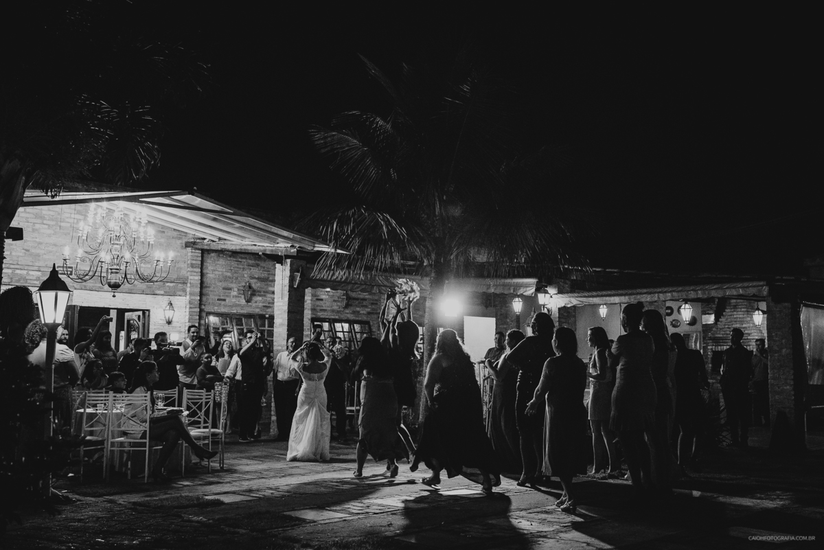 casamentos de dia fotografia de casamento fotos por caio henrique casamento ao ar livre  reacao do noivo a noiva entrando casamento emocionante luana e johnes emocao fotografia espontanea fotos com emocao hora do buque da noiva 