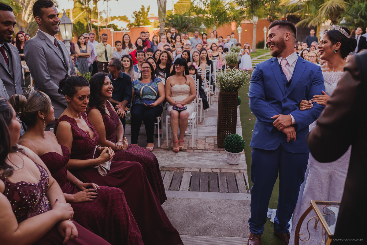 casamentos de dia fotografia de casamento fotos por caio henrique casamento ao ar livre  reacao do noivo a noiva entrando casamento emocionante luana e johnes