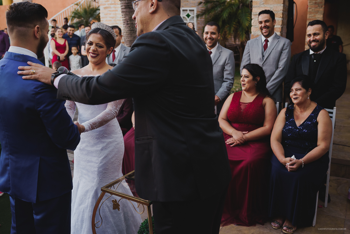 casamentos de dia fotografia de casamento fotos por caio henrique casamento ao ar livre  reacao do noivo a noiva entrando casamento emocionante luana e johnes votos do casal 