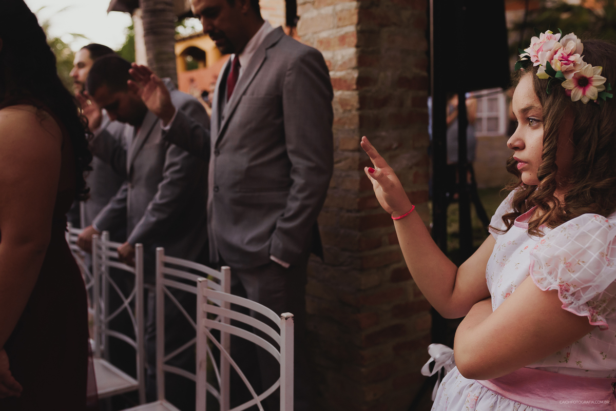 casamentos de dia fotografia de casamento fotos por caio henrique casamento ao ar livre  reacao do noivo a noiva entrando casamento emocionante luana e johnes