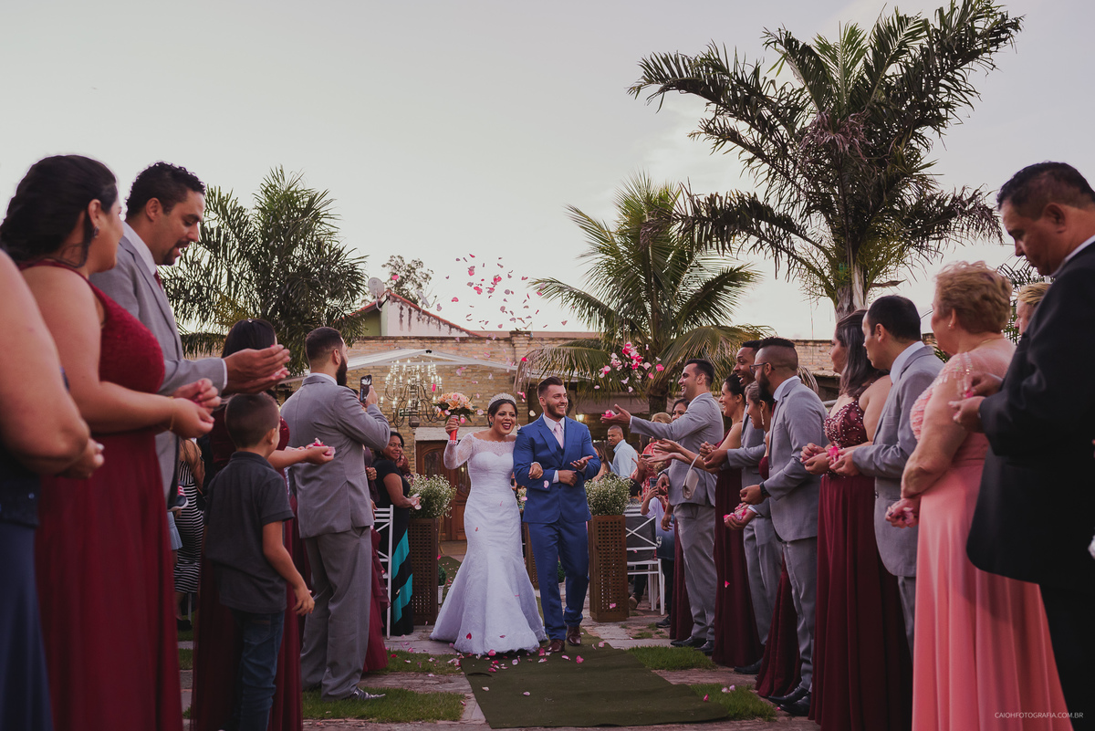 casamentos de dia fotografia de casamento fotos por caio henrique casamento ao ar livre  reacao do noivo a noiva entrando casamento emocionante luana e johnes emocao fotografia espontanea fotos com emocao saida do casal