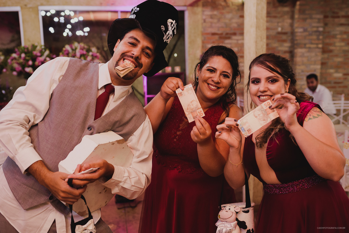 casamentos de dia fotografia de casamento fotos por caio henrique casamento ao ar livre  reacao do noivo a noiva entrando casamento emocionante luana e johnes emocao fotografia espontanea fotos com emocaohora da bagunca gravata do noivo 
