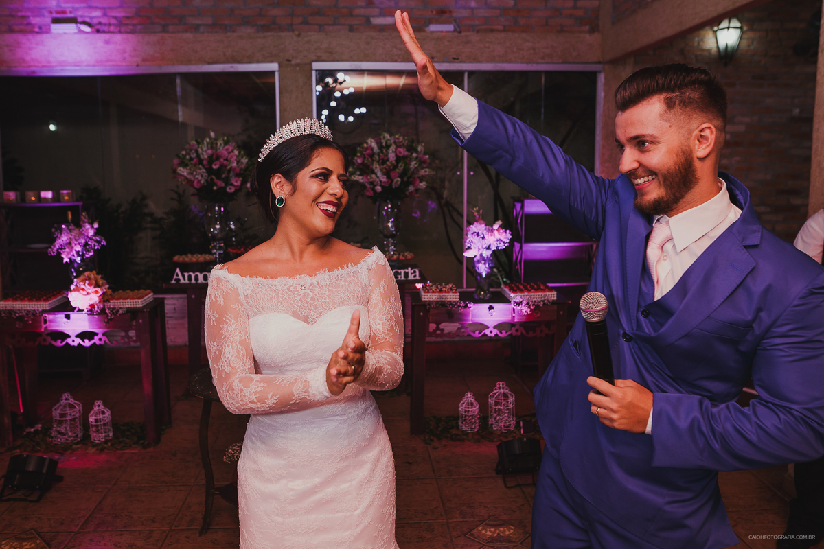 casamentos de dia fotografia de casamento fotos por caio henrique casamento ao ar livre  reacao do noivo a noiva entrando casamento emocionante luana e johnes emocao fotografia espontanea fotos com emocao casal feliz sorrindo