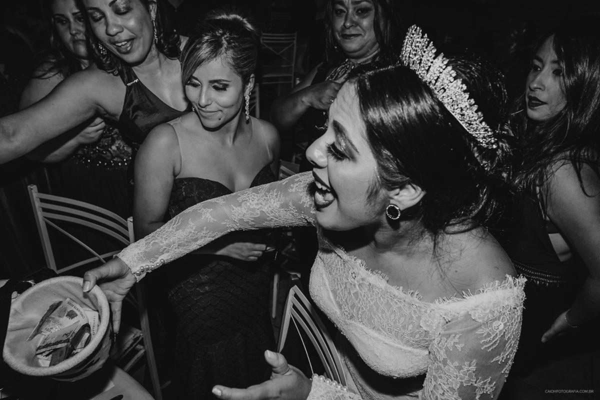 casamentos de dia fotografia de casamento fotos por caio henrique casamento ao ar livre  reacao do noivo a noiva entrando casamento emocionante luana e johnes emocao fotografia espontanea fotos com emocao noiva maluca hora da festa