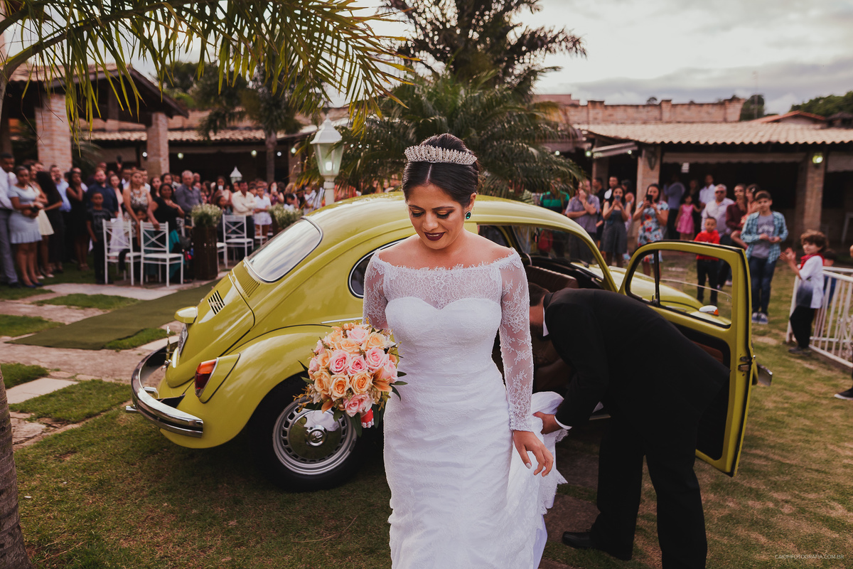casamentos de dia fotografia de casamento fotos por caio henrique casamento ao ar livre  a  noiva chegada da noiva noiva entrando fusca na cerimonia noiva de fusca 