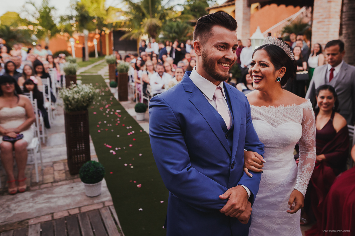 casamentos de dia fotografia de casamento fotos por caio henrique casamento ao ar livre  reacao do noivo a noiva entrando casamento emocionante luana e johnes