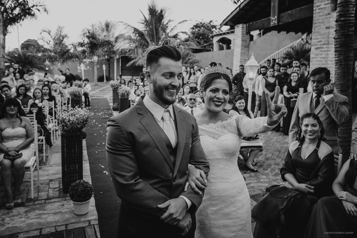 casamentos de dia fotografia de casamento fotos por caio henrique casamento ao ar livre  reacao do noivo a noiva entrando casamento emocionante luana e johnes