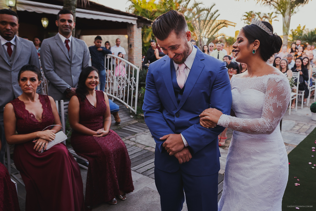 casamentos de dia fotografia de casamento fotos por caio henrique casamento ao ar livre  reacao do noivo a noiva entrando casamento emocionante luana e johnes