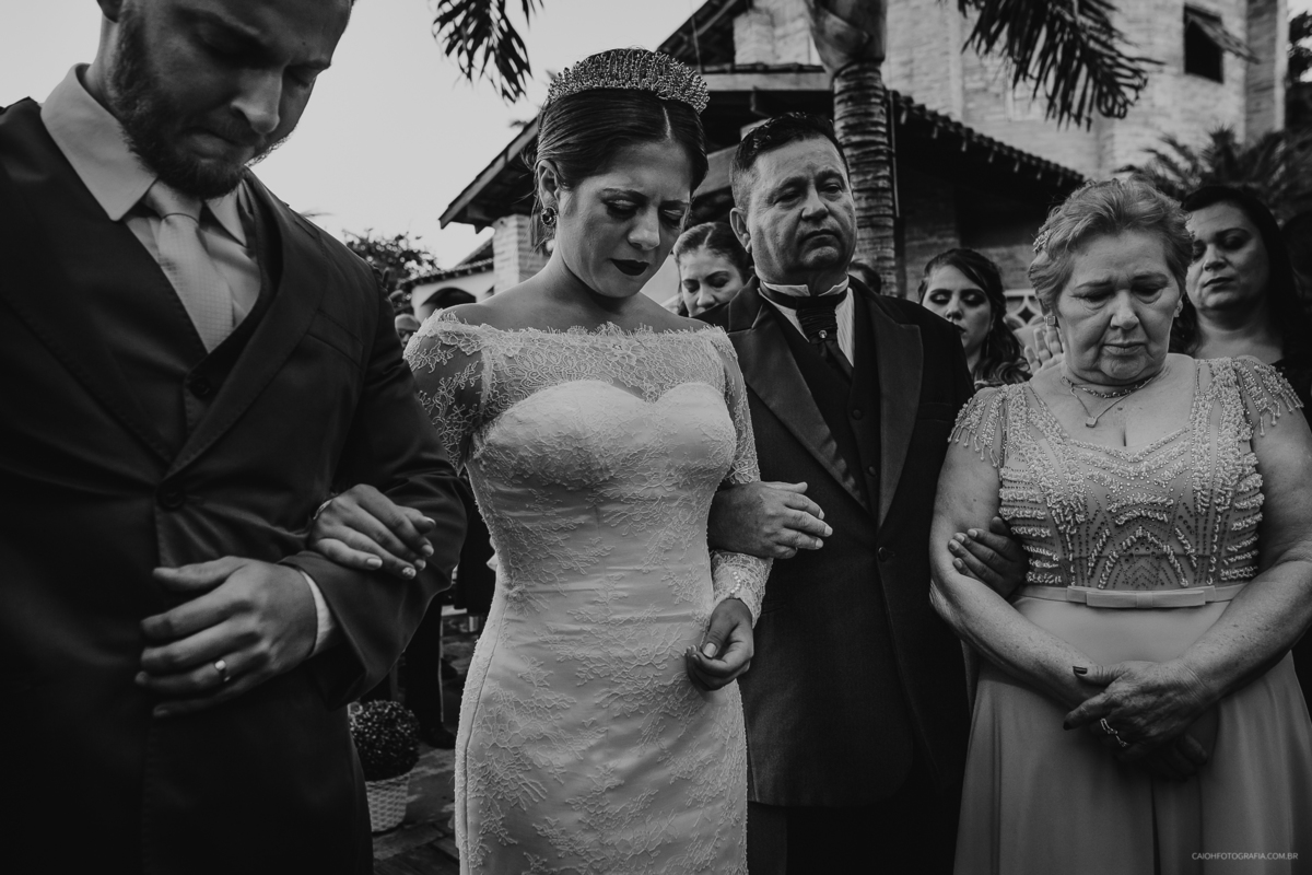 casamentos de dia fotografia de casamento fotos por caio henrique casamento ao ar livre  reacao do noivo a noiva entrando casamento emocionante luana e johnes pais dos noivos oracao para os noivos bencao dos pais fotos criativas