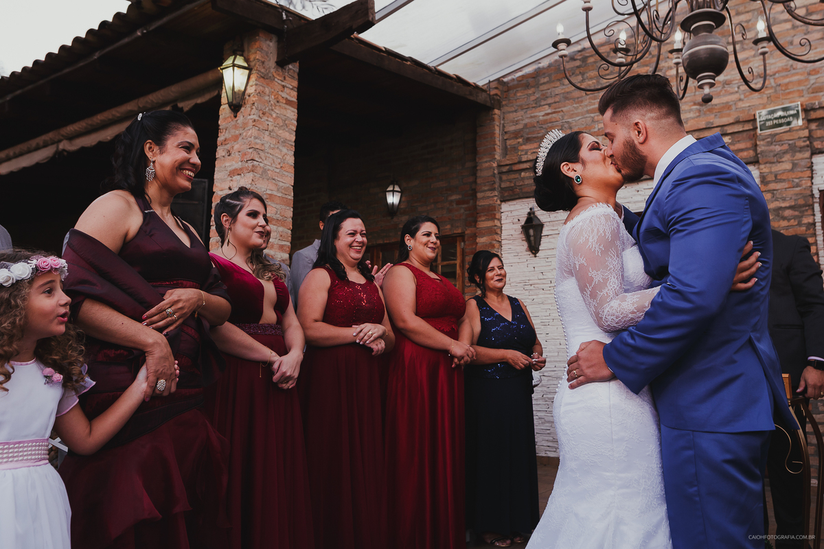 casamentos de dia fotografia de casamento fotos por caio henrique casamento ao ar livre  reacao do noivo a noiva entrando casamento emocionante luana e johnes o beijo noivos 