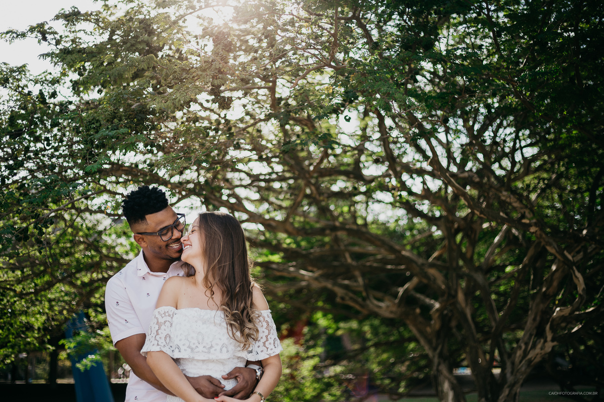 ensaio casal ensaio de fotos no parque fotografos de sao paulo fotografia por caio henrique ensaio casal sorrindo fotos de caio henrique ch fotografia 