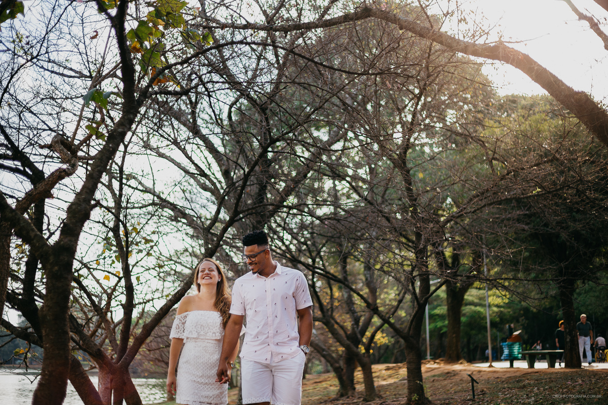 ensaio casal ensaio de fotos no parque fotografos de sao paulo fotografia por caio henrique ensaio casal sorrindo fotos de caio henrique ch fotografia  casal sorrindo parque 