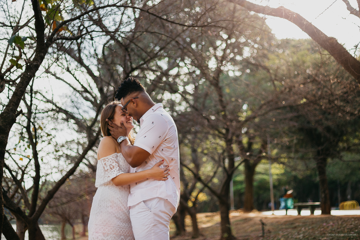 ensaio casal ensaio de fotos no parque fotografos de sao paulo fotografia por caio henrique ensaio casal sorrindo fotos de caio henrique ch fotografia  por do sol fim de tarde ibirapuera