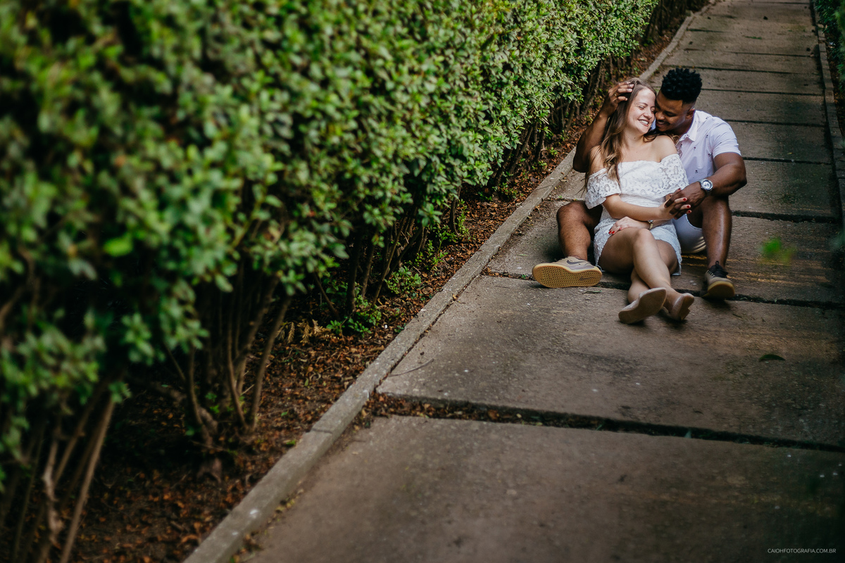 ensaio casal ensaio de fotos no parque fotografos de sao paulo fotografia por caio henrique ensaio casal sorrindo fotos de caio henrique ch fotografia  ibirapuera casal abracado no parque 