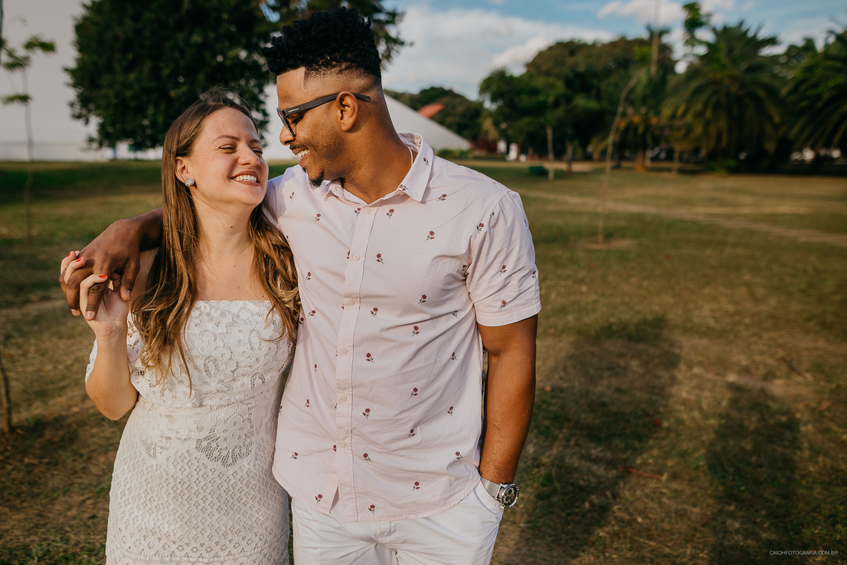 ensaio casal ensaio de fotos no parque fotografos de sao paulo fotografia por caio henrique ensaio casal sorrindo fotos de caio henrique ch fotografia  casal andando no parque 