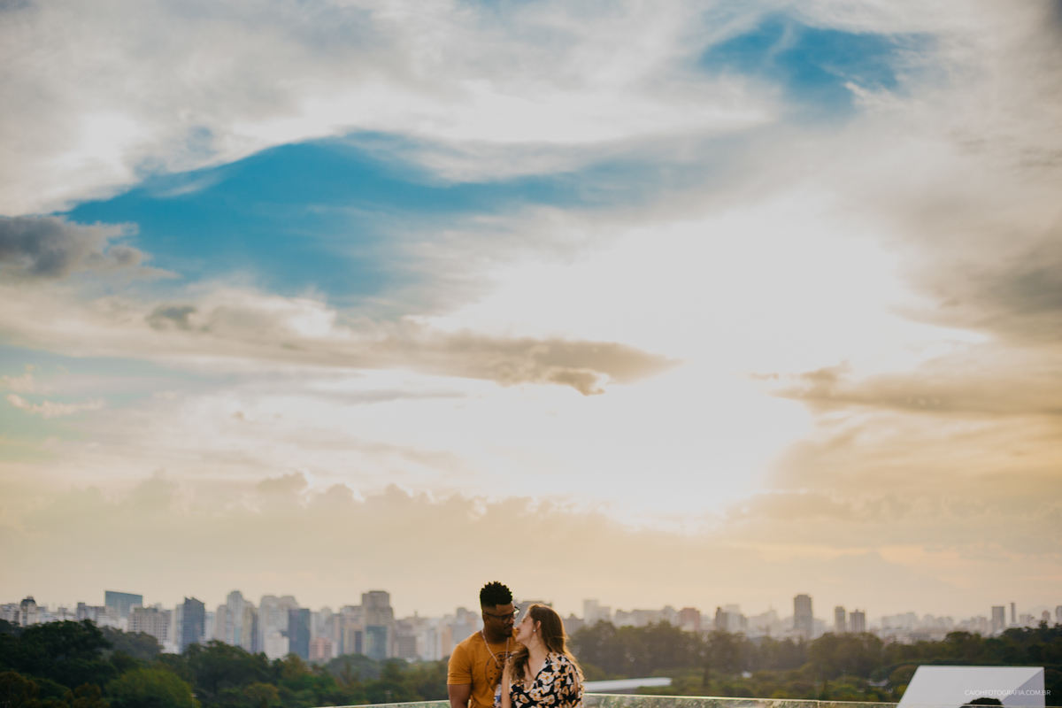 ensaio casal ensaio de fotos no parque fotografos de sao paulo fotografia por caio henrique ensaio casal sorrindo fotos de caio henrique ch fotografia  casal andando no parque  fim do dia por do sol mac usp 