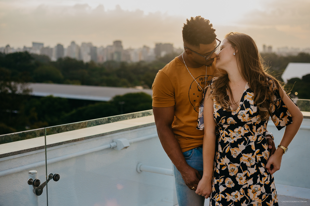 ensaio casal ensaio de fotos no parque fotografos de sao paulo fotografia por caio henrique ensaio casal sorrindo fotos de caio henrique ch fotografia  casal andando no parque  fim do dia por do sol mac usp 