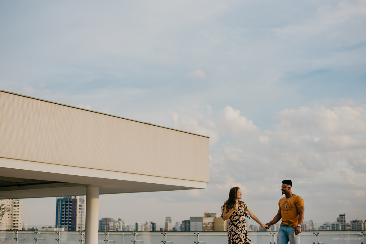 ensaio casal ensaio de fotos no parque fotografos de sao paulo fotografia por caio henrique ensaio casal sorrindo fotos de caio henrique ch fotografia  casal andando no parque  fim do dia por do sol mac usp 