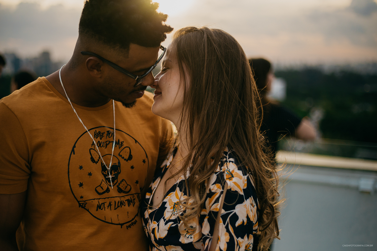 ensaio casal ensaio de fotos no parque fotografos de sao paulo fotografia por caio henrique ensaio casal sorrindo fotos de caio henrique ch fotografia  casal andando no parque  fim do dia por do sol mac usp 