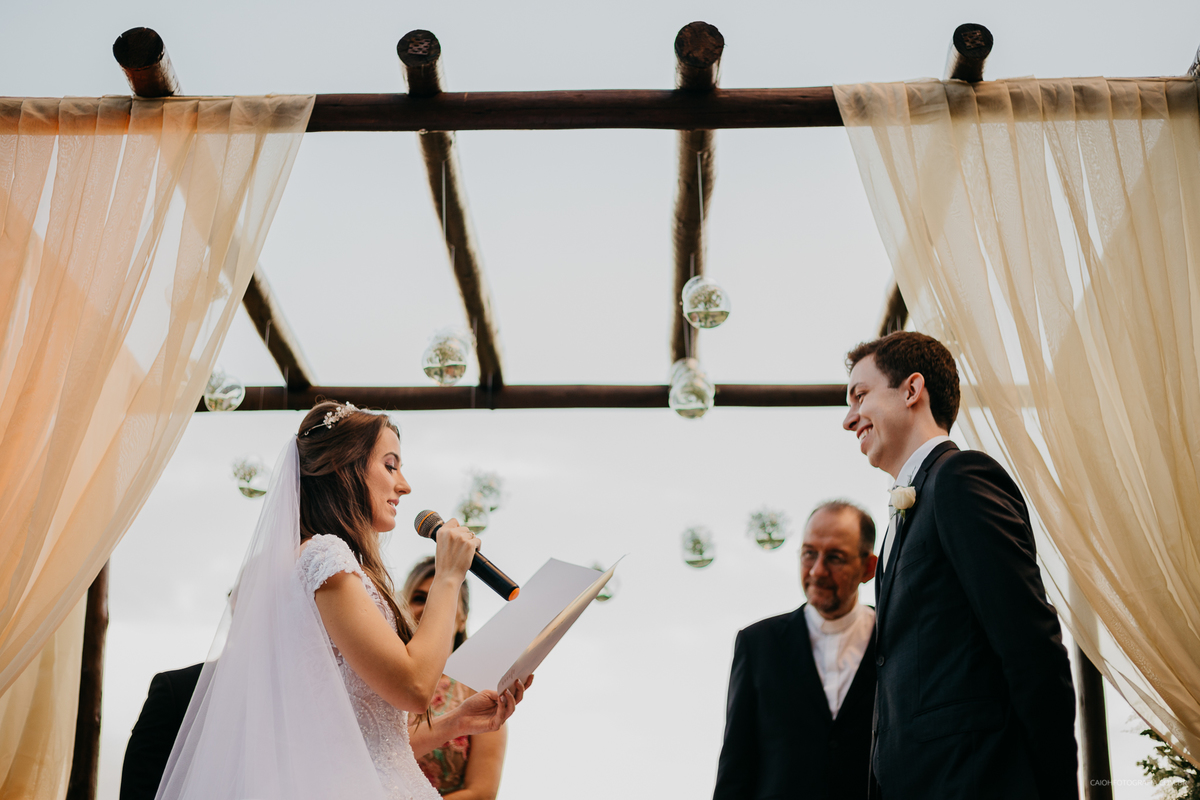 wedding day casamento de dia fotografia por caio henrique casamento ao ar livre casamento em tocantins casa da noiva ideias de noiva os votos noivos sorrindo 
